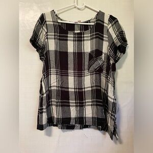 Black n White short sleeve pocket